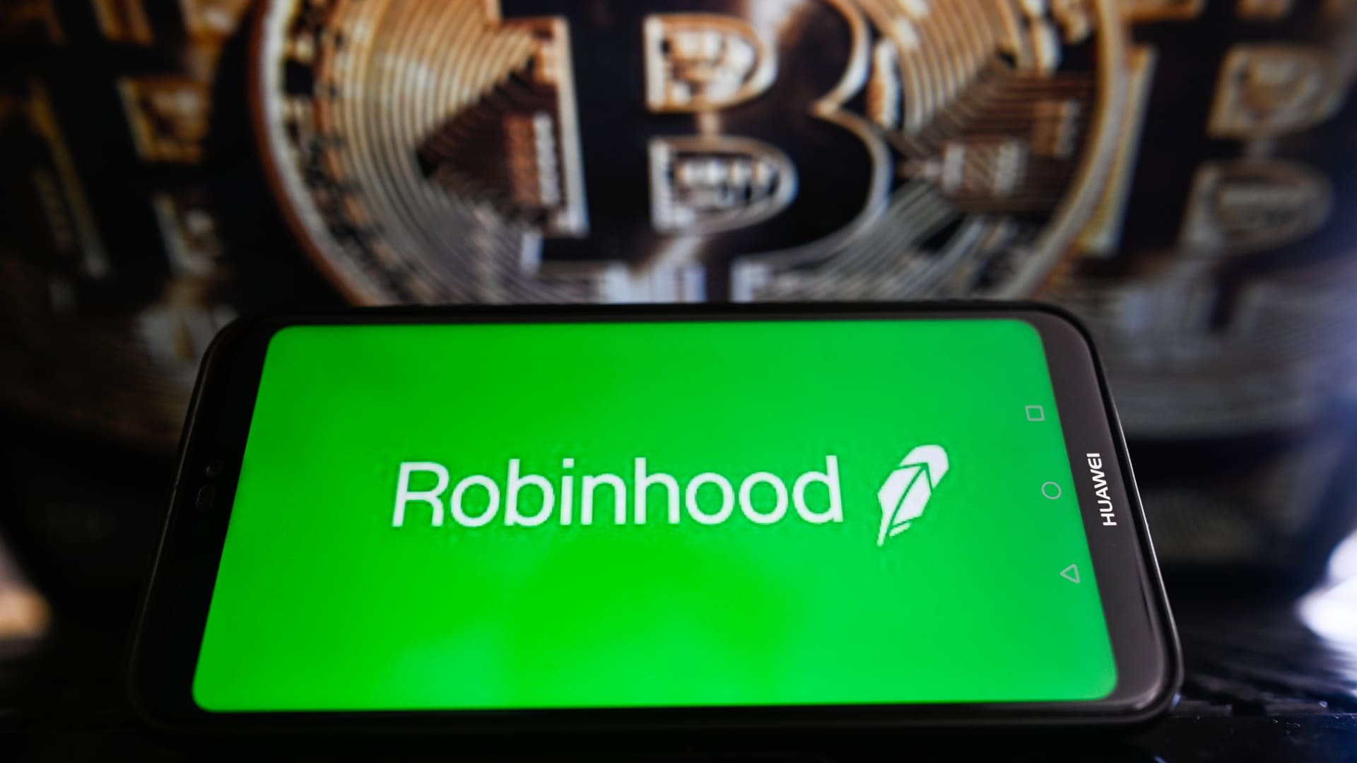 Robinhood Faces Significant Weekly Decline Amidst Severe Drops in Bitcoin and AI Stocks – Mirror Brief